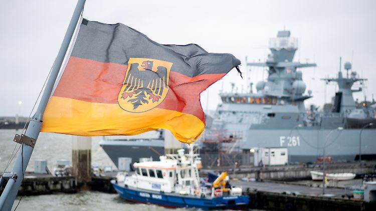 Die FDP-Politikerin Strack-Zimmermann fordert, die Deutsche Marine solle "den Terroristen die Stirn bieten".