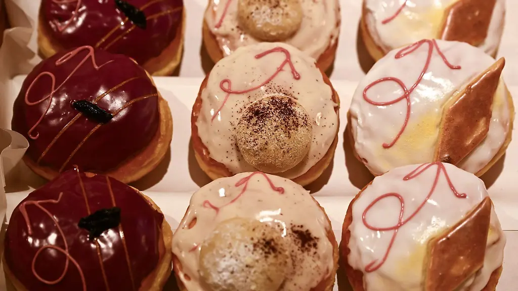 Frisch-gebackene-und-mit-verschiedenen-Cremes-gefuellte-Pfannkuchen-liegen-auf-dem-Verkaufstisch-in-der-Berliner-Sugarclan-Gmbh