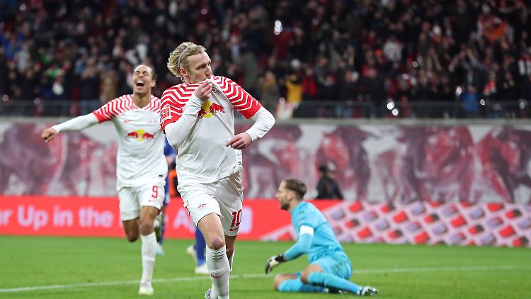 Emil Forsberg küsst das RB-Logo.