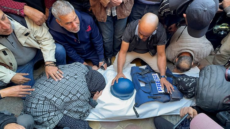 Trauer um Samer Abu Dakka. Der Kameramann starb nach Angaben von Al-Dschasira bei Dreharbeiten in Khan Junis.
