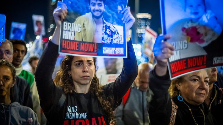 Hunderte Menschen gingen am Samstag in Tel Aviv auf die Straße, um Druck für die Freilassung der restlichen 112 Geiseln zu machen.