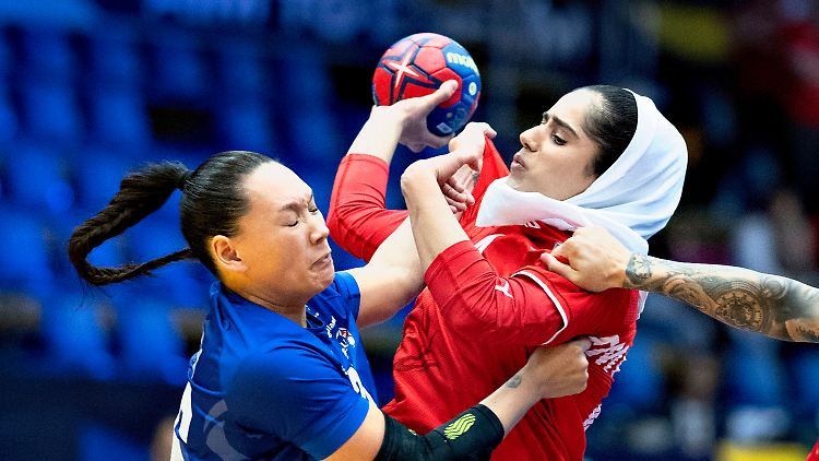 Die Iranerinnen durften bei der Handball-WM teilnehmen - aber nur mit Kopftuch und langen Hosen.