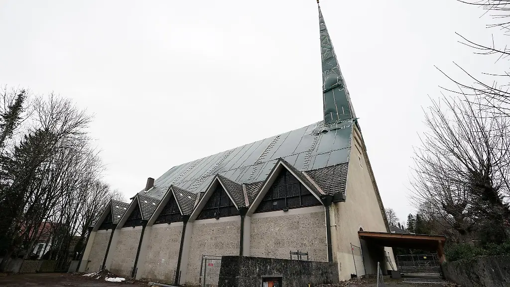 Die-Kirche-St-Benedikt-im-bayerischen-Schaeftlaerm