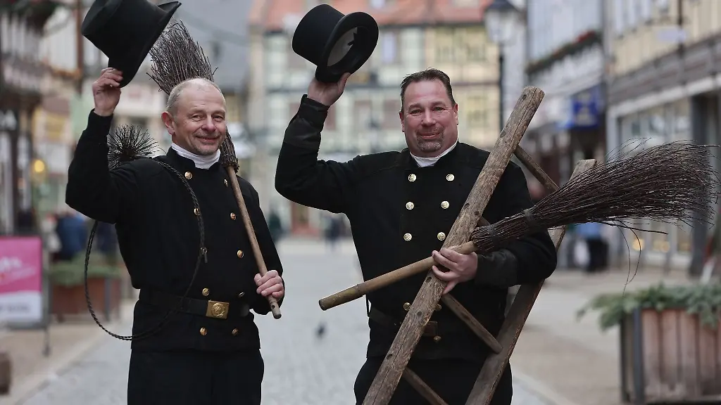 Die-beiden-Schornsteinfeger-Thomas-Schramm-l-und-Gabor-Maentz-sind-unterwegs-und-verteilen-Glueck