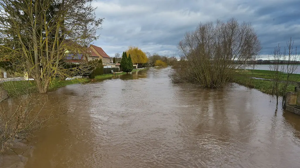 Das-Fluesschen-Helme-ist-ueber-die-Ufer-getreten-Die-Hochwasserlage-an-der-Helme-und-am-Stausee-Kelbra-bleibt-angespannt