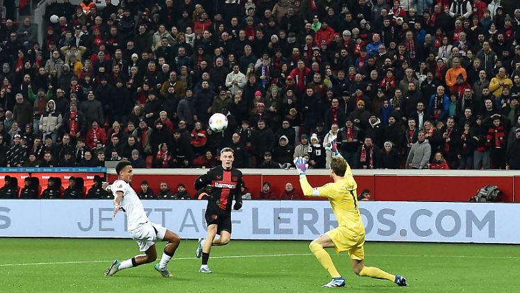 Ach, wie schön spielt Florian Wirtz? Hier erlupft er das 3:0.