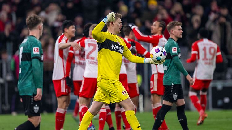 Alexander Nübel (m.) und Maxi Mittelstädt (r.) holten sich ihre Portion Frust ab. Im HIntergrund feiern die Bayern mal wieder einen Treffer.