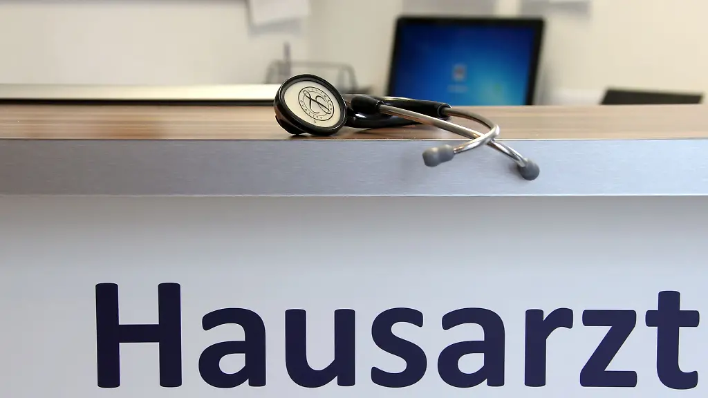Ein-Stethoskop-liegt-in-der-Praxis-eines-Hausarztes