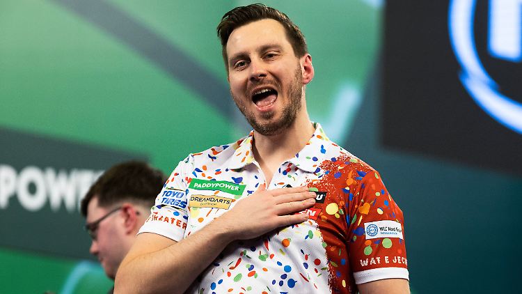 Der in Köln wohnhafte Florian Hempel gewinnt zum dritten Mal in Folge sein Auftaktspiel bei der Darts-WM.