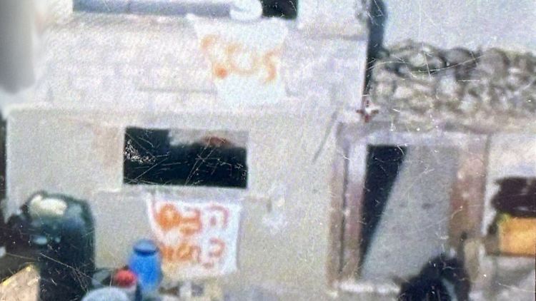 Israels Armee veröffentlichte Bilder von den Hilferufen auf Stoff.