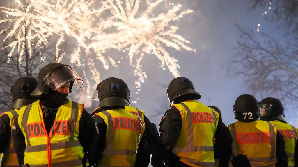 Polizeibeamte-stehen-in-einer-Stadt-und-beobachten-ein-Feuerwerk