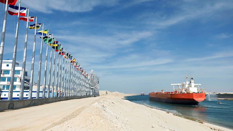 2019-11-17T190420Z_620100350_RC27DD92MB0D_RTRMADP_3_EGYPT-SUEZCANAL-ANNIVERSARY.JPG