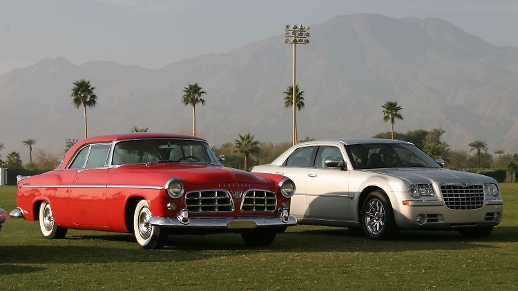 Der Chrysler 300 blickt auf eine fast 70 Jahre lange Geschichte zurück. Hier der 300 aus dem Jahr 1955 (l.) sowie der gemeinsam mit Mercedes entwickelte Nachfolger aus dem Jahr 2004.