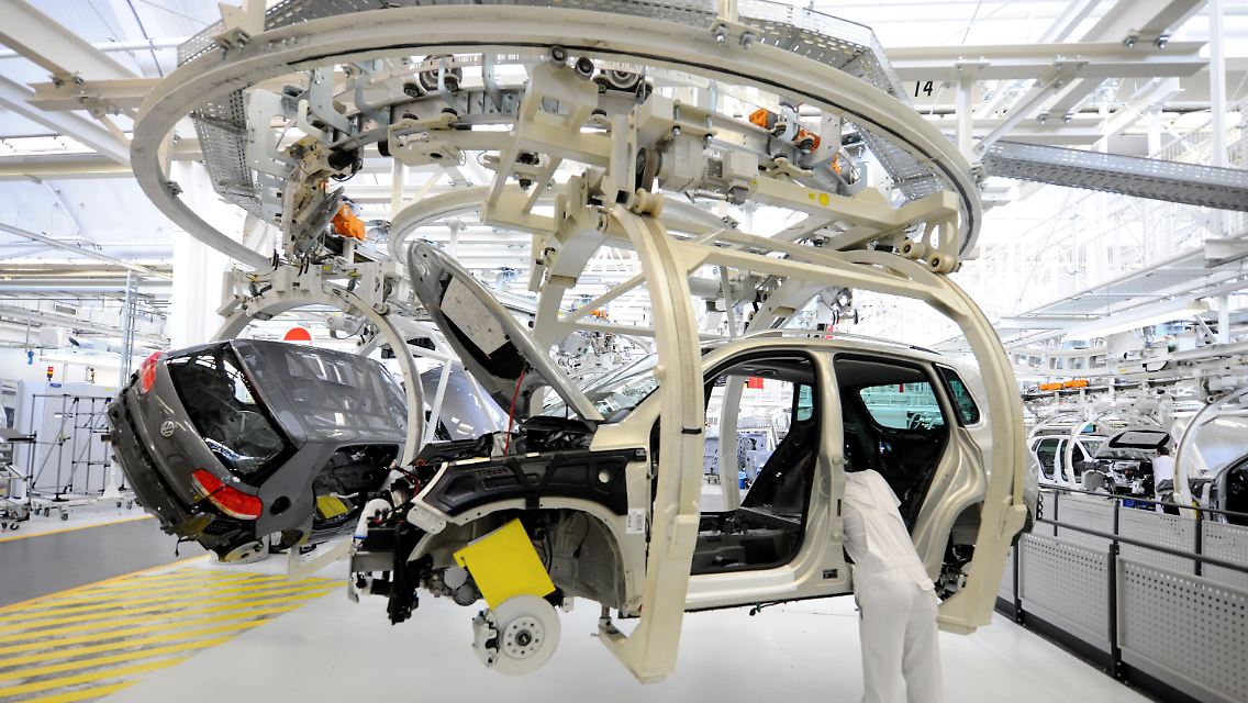 Arbeit an einer Tiguan-Karosse in Wolfsburg.