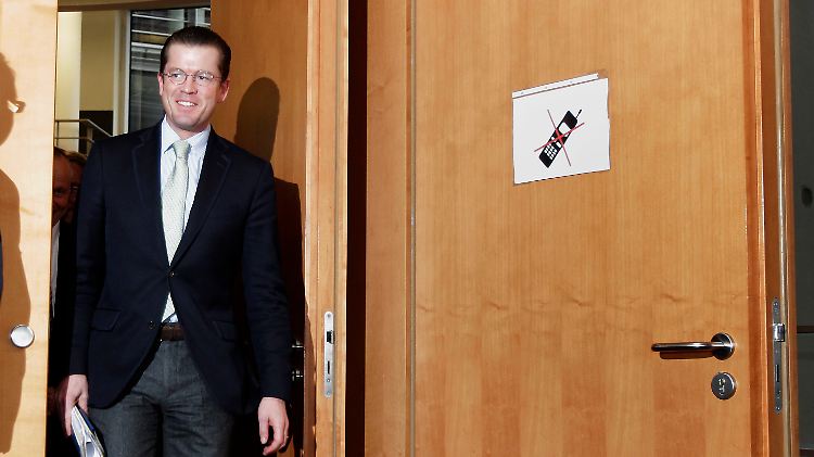 Im Ausschuss genervt, öffentlich gut gelaunt - Guttenberg nach der Sitzung des Verteidigungsausschusses.
