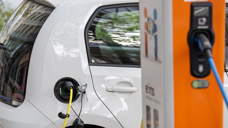 Die staatliche Kaufprämie für E-Autos ist überraschend schnell gestrichen worden - das sorgt für Unmut.