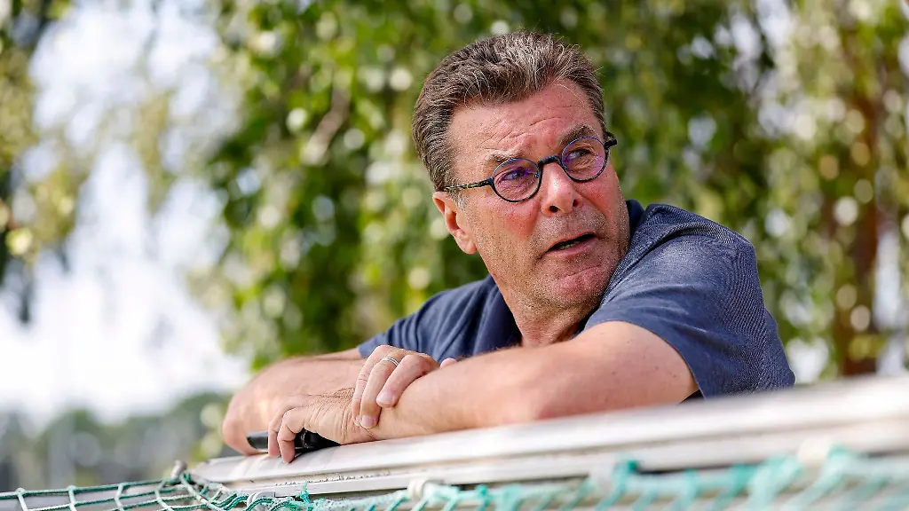 Dieter-Hecking-Sportvorstand-des-1-FC-Nuernberg-beobachtet-das-Training-Sein-Halbzeit-Fazit-dieser-Saison-faellt-positiv-aus