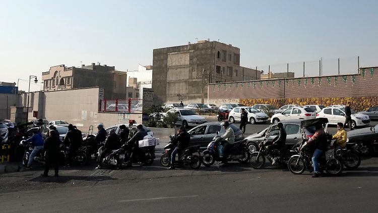 Im Iran stauen sich die Fahrzeuge vor den Tankstellen.