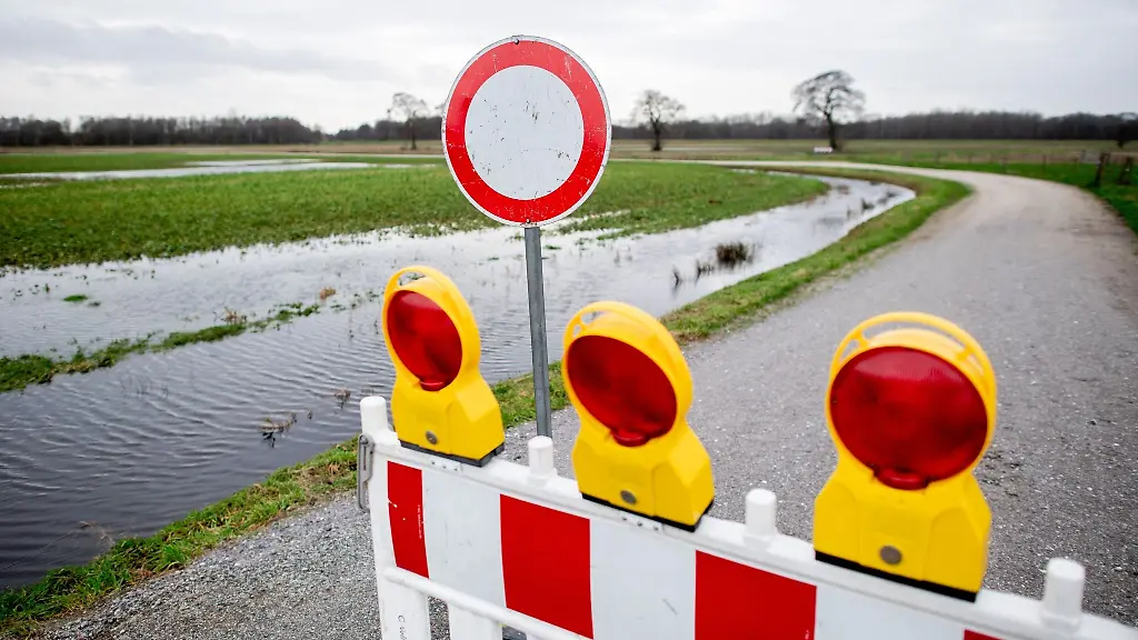 Eine-Absperrbake-steht-in-der-Huntemarsch-auf-einem-Feldweg