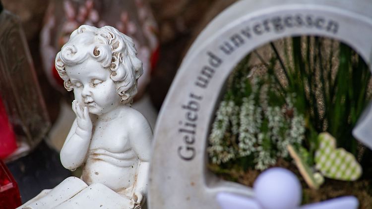 Eine Gedenkstätte an der Stelle in Pragsdorf, wo ein Sechsjähriger im September mit Stichverletzungen gefunden wurde, an denen er später verstarb.
