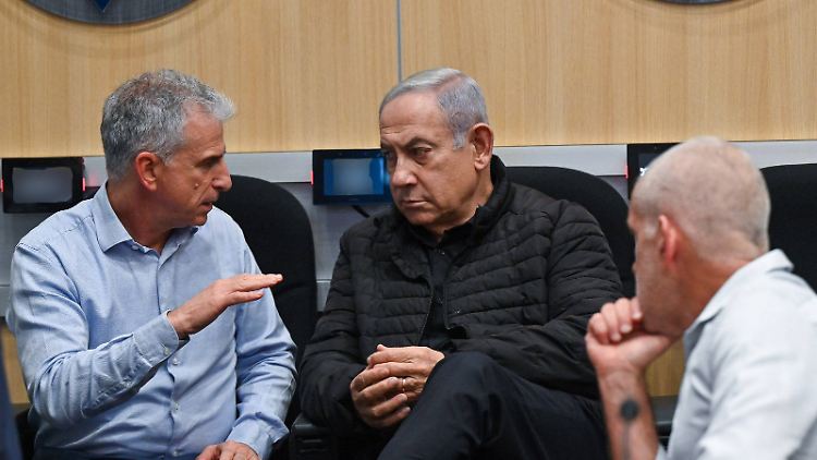 Mossad-Chef Barnea im Gespräch mit Netanjahu.