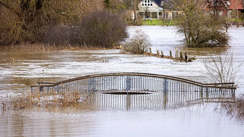 Eine-Bruecke-ragt-aus-der-Kleinen-Leine-die-Hochwasser-fuehrt