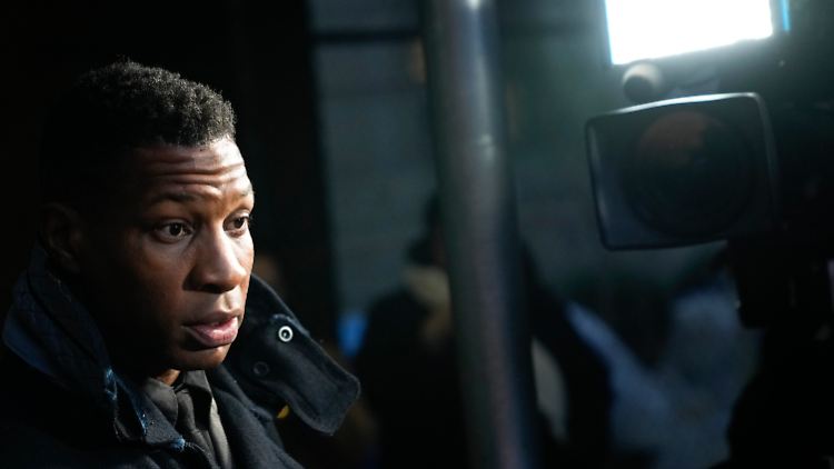 Jonathan Majors verlässt am Montag den Gerichtssaal. 