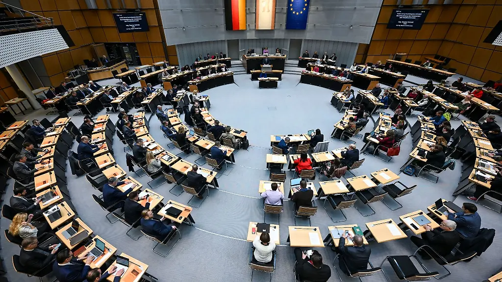 Abgeordnete-sitzen-im-Plenarsaal-bei-einer-Plenarsitzung-des-Berliner-Abgeordnetenhauses