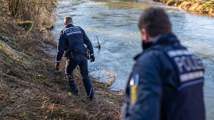 Eine Spur führt zum Fluss in der Nähe des Wohnhauses des Mädchens.