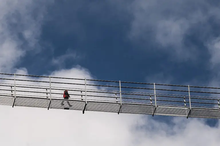 Ein-Besucher-geht-ueber-den-Skywalk