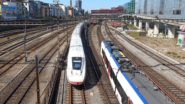 Ein ICE hat es zum Bahnhof in Basel geschafft. Züge, die nicht pünktlich sind, werden bereits an der Grenze ausgesetzt.