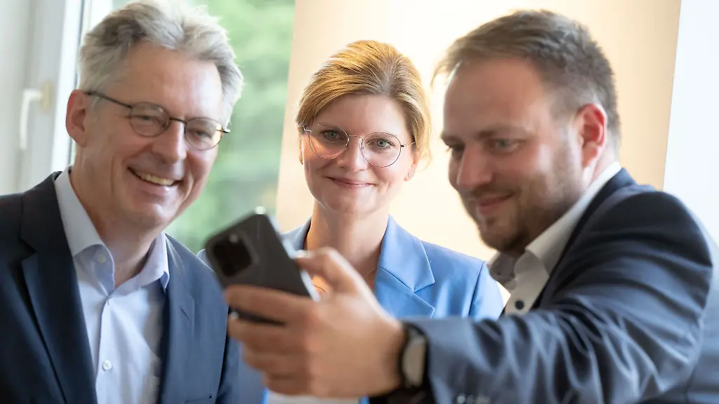 Die-Doppelspitze-der-nordrhein-westfaelischen-SPD-Achim-Post-l-r-Sarah-Philipp-sowie-Landesgeneralsekretaer-Frederick-Cordes