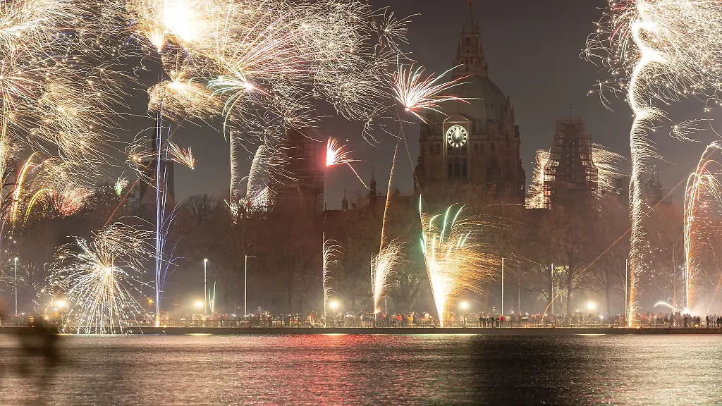 Feuerwerk-explodiert-am-Himmel-ueber-dem-Maschsee-und-dem-Neuen-Rathaus-in-Hannover