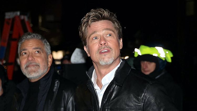 George Clooney (l.) und Brad Pitt am Set von "Wolfs".