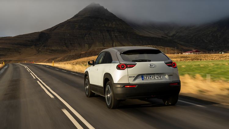 Der Antrieb erfolgt zwar rein elektrisch, aber ein kleiner Verbrenner ist für die Stromproduktion zusätzlich an Bord des MX-30 R-EV.