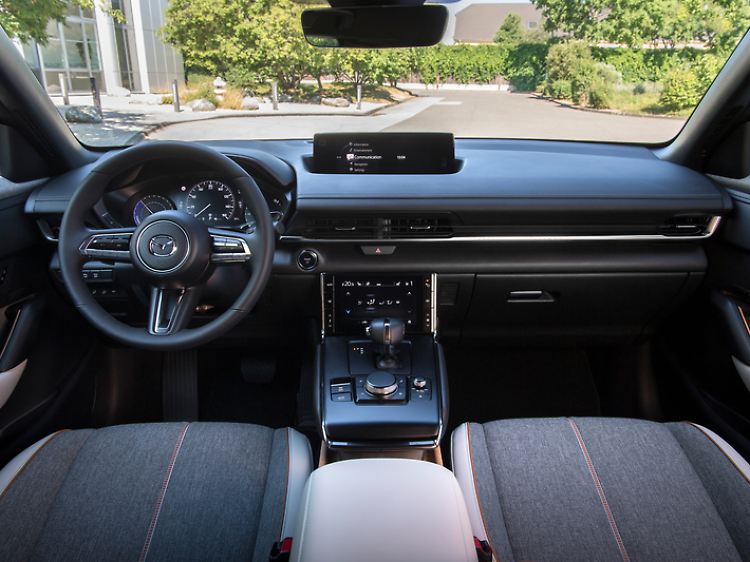 Konventionell geprägtes Cockpit: Auch wer schon lange kein neues Auto mehr kaufte, dürfte sich schnell mit der Bedienung des MX-30 zurechtfinden.
