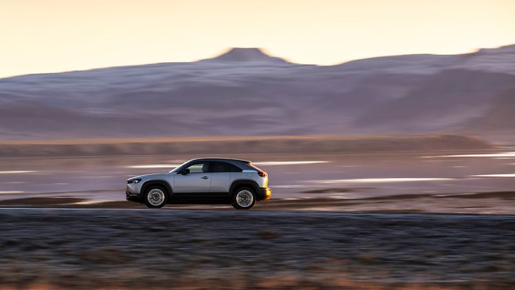 Wer Tempo 130 auf Autobahnen mag, könnte sich mit dem Mazda MX-30 anfreunden - er ist nur geringfügig schneller.