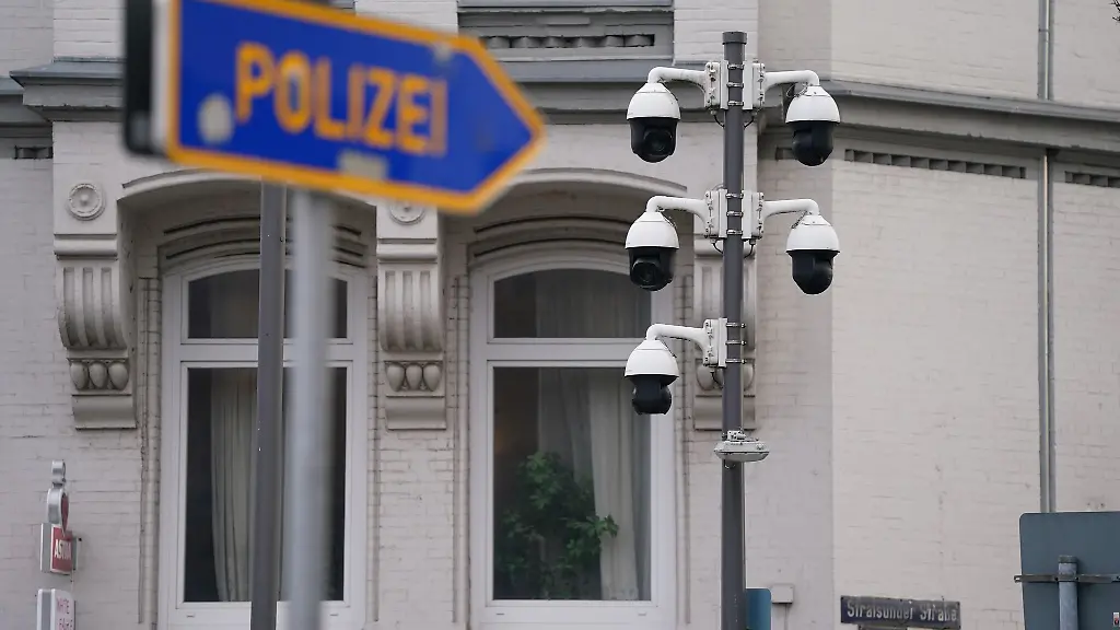 Videoueberwachungskameras-sind-am-Hansaplatz-im-Stadtteil-St-Georg-zu-sehen