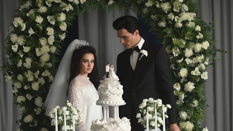 Cailee Speany und Jacob Elordi bei ihrer Filmhochzeit als Priscilla und Elvis.