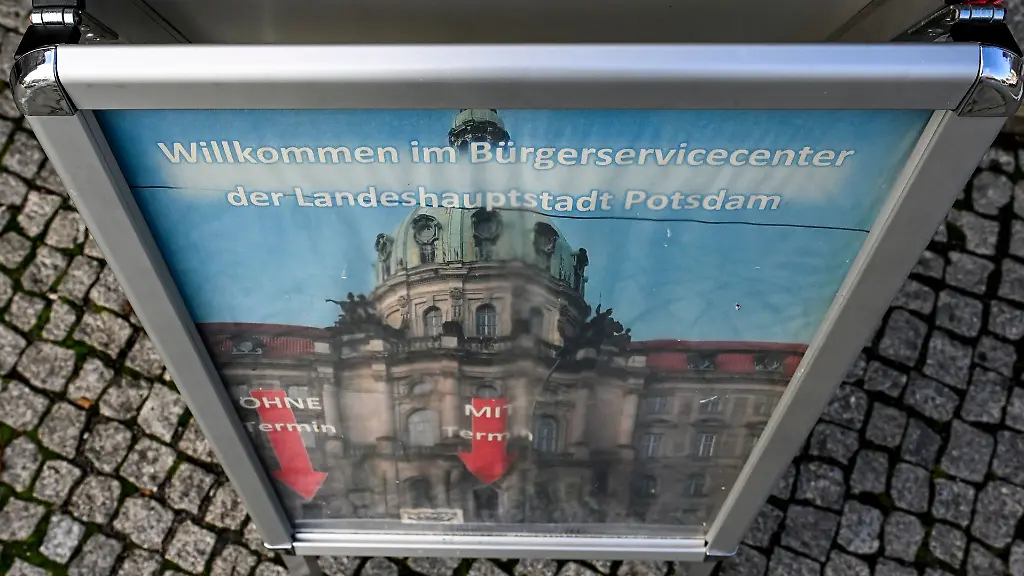 Auf-einem-Schild-am-Rathaus-steht-Willkommen-im-Buergerservicesenter-der-Landeshauptstadt-Potsdam