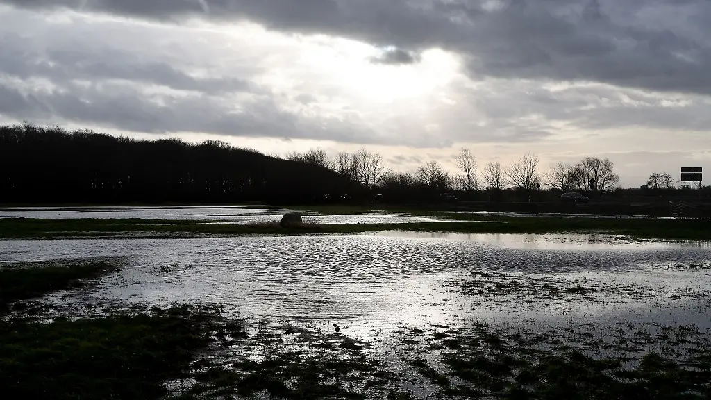 Ein-Acker-bei-Stuthof-ist-von-den-Regenfaellen-der-vergangenen-Tagen-ueberflutet-worden