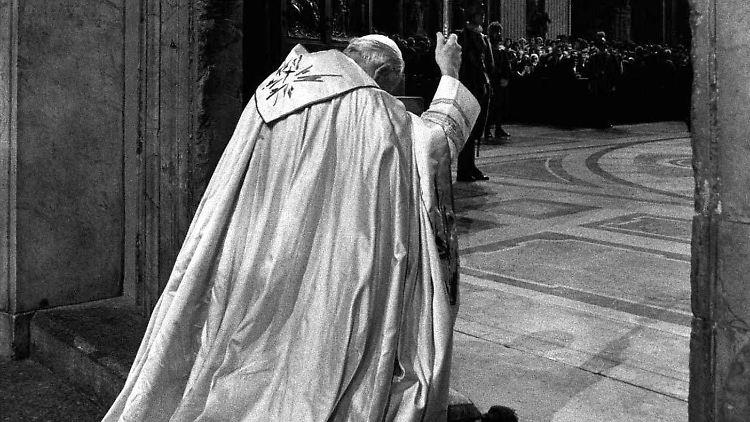 Allzu oft führen die Spuren in den Vatikan. 1983 ist dort  Johannes Paul II. Papst.