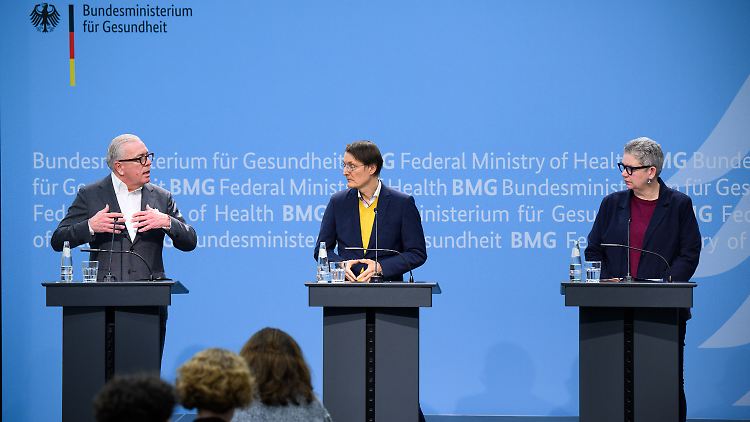 Klaus Reinhardt, Präsident der Bundesärztekammer, Karl Lauterbach, Bundesgesundheitsminister, und Christine Vogler, Präsidentin des Deutschen Pflegerats, nach dem Spitzengespräch über das Pflegekompetenzgesetz.