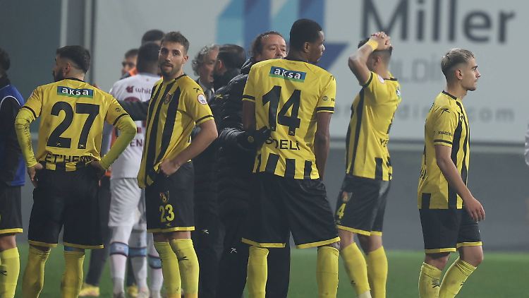 Die Spieler von Istanbulspor durften auf Geheiß ihres Chefs nicht weitermachen.