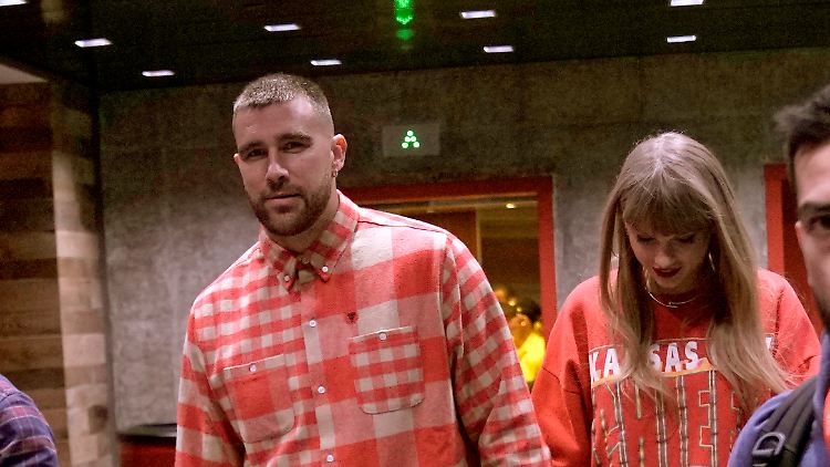 Nach monatelangem Versteckspiel treten Travis Kelce und Taylor Swift im Dezember gemeinsam auf. 