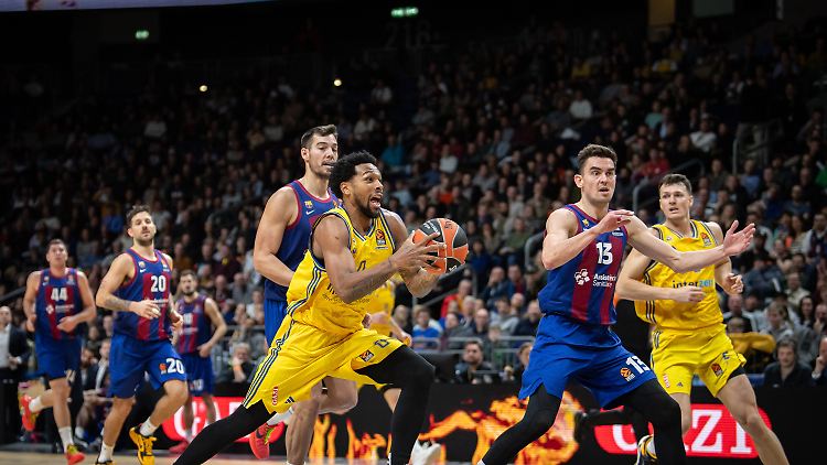 Sterling Brown zieht es zum Korb. Am Ende eines intensiven Spiels darf der Berliner mit seinen Kollegen einen Coup feiern.