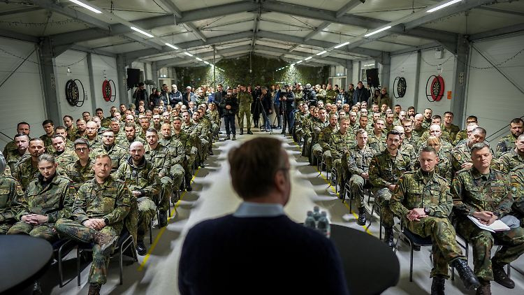 Verteidigungsminister Pistorius spricht zu Bundeswehrsoldaten in Litauen.