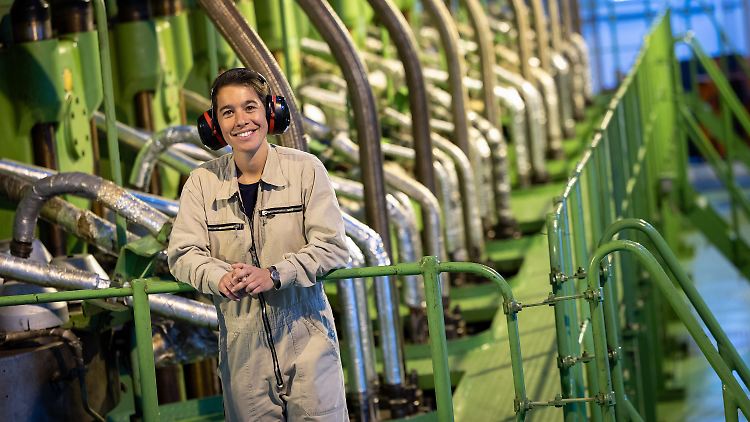 Swetlana Timm-Vengerov ist zweite technische Offizierin. Hier steht sie neben der Hauptmaschine an Bord eines Containerschiffs.