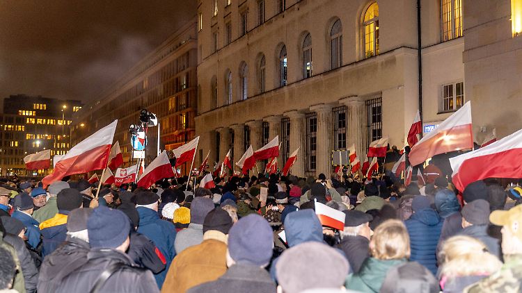 Demonstranten vor dem Gebäude des polnischen Senders TVP während einer Demonstration in Warschau zur Verteidigung der freien Medien.