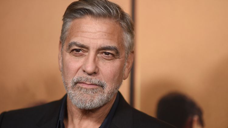 George Clooney hatte einst eine Gastrolle in der Sitcom "Friends", die Matthew Perry berühmt machte.